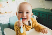 शिशुओं में दांत निकलने के लक्षण और देर से दांत निकलने के क्या कारण हैं? शिशुओं में दांत निकलने के लक्षण और देर से दांत निकलने के क्या कारण हैं?