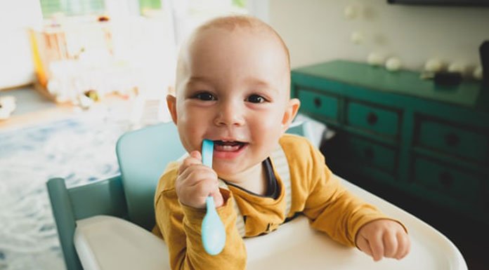 शिशुओं में दांत निकलने के लक्षण और देर से दांत निकलने के क्या कारण हैं?