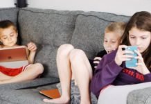 बच्चों को मोबाइल से नुकसान – 10 Harmful Effects of Mobile Phones on Kids बच्चों को मोबाइल से नुकसान - 10 Harmful Effects of Mobile Phones on Kids